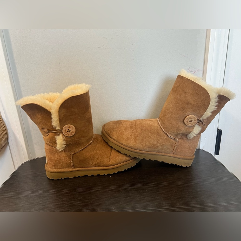 UGG Women’s Bailey Button II Chestnut Size 8